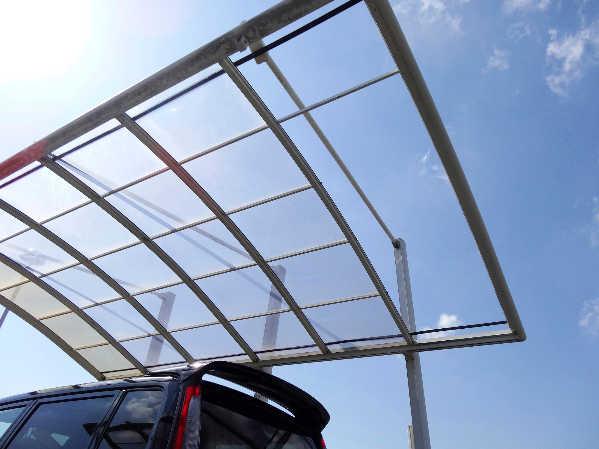 Za zaščito je nadstrešek za avto dobra investicija